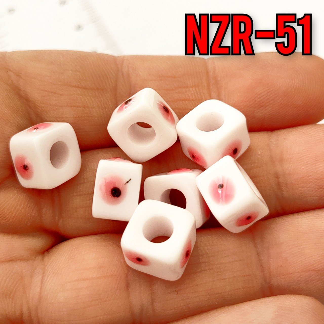 NZR-51 Mineli Gözlü Beyaz Akrilik Küp Boncuk  10*7.5 mm