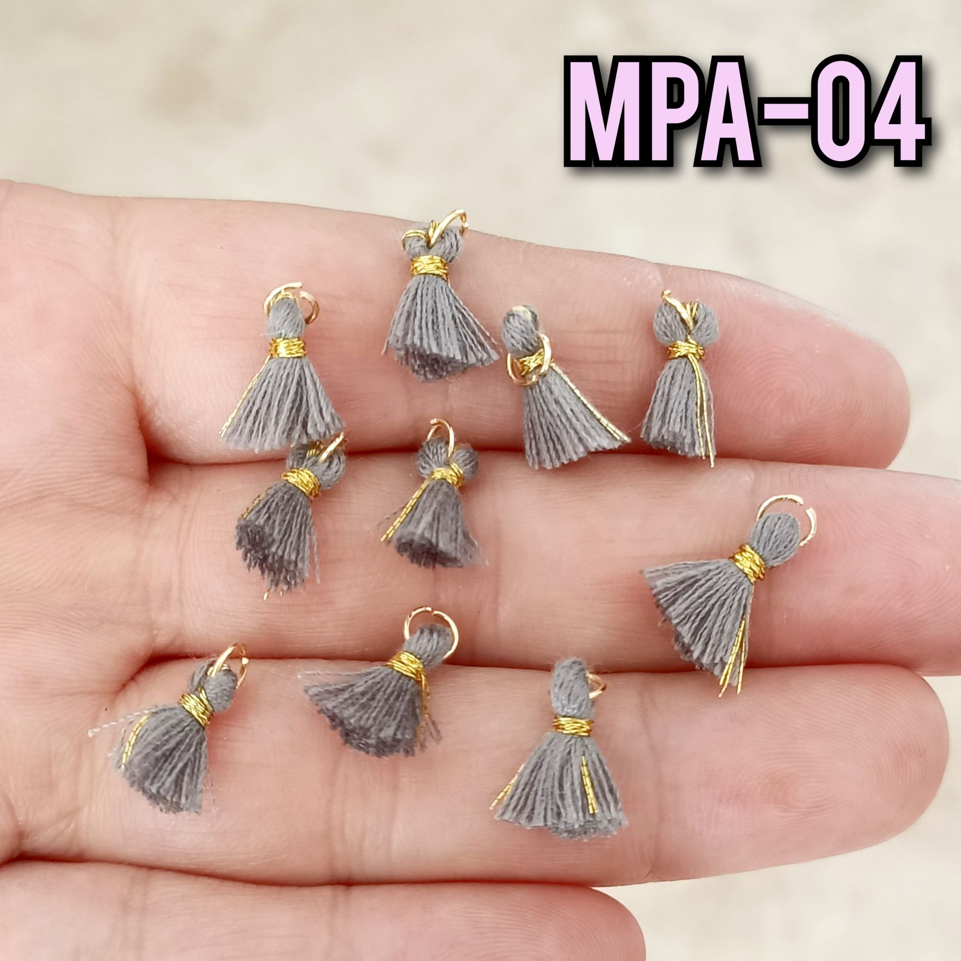 MPA-04 Gri Renk Altın Halkalı Mini Püskül
