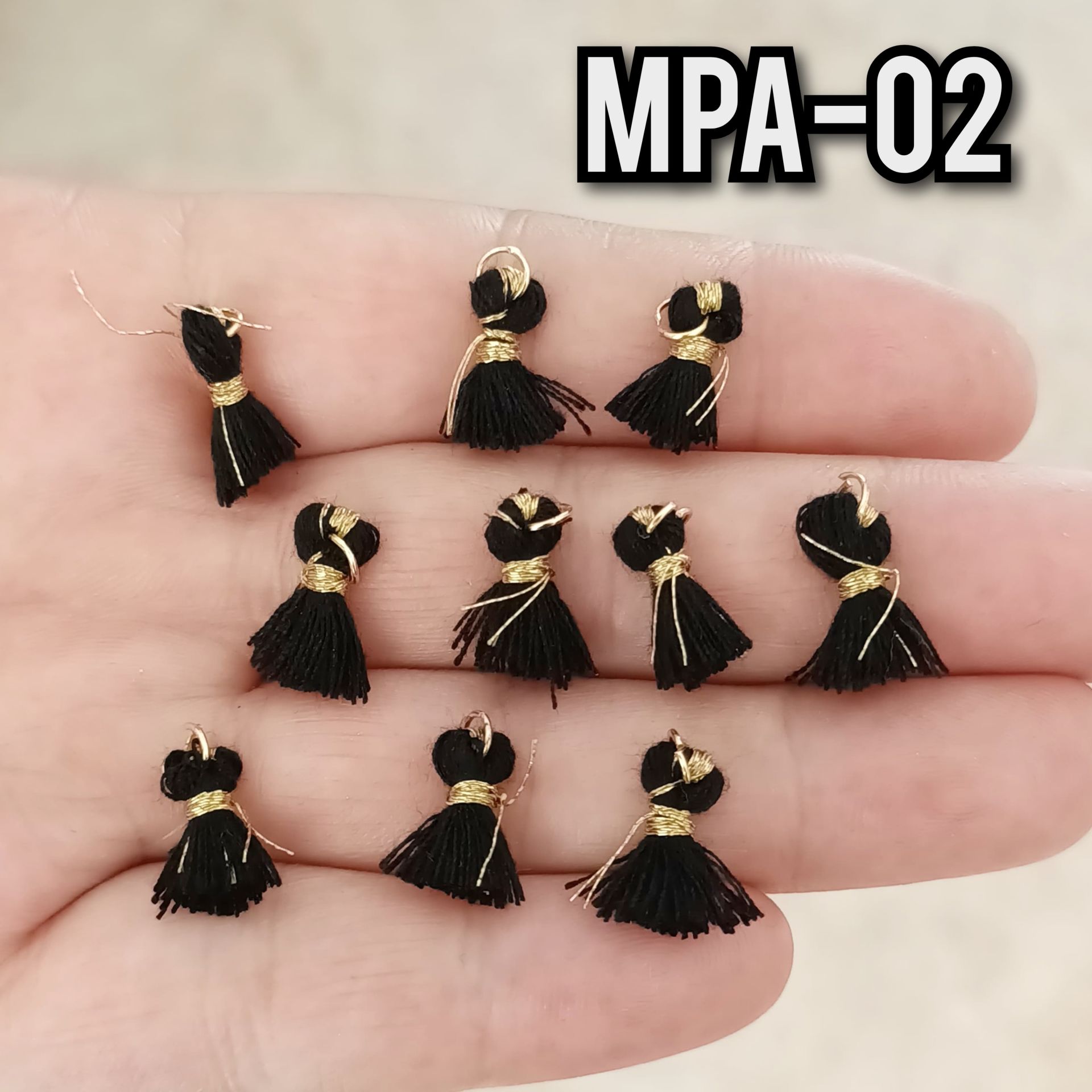 MPA-02 Siyah Renk Altın Halkalı Mini Püskül