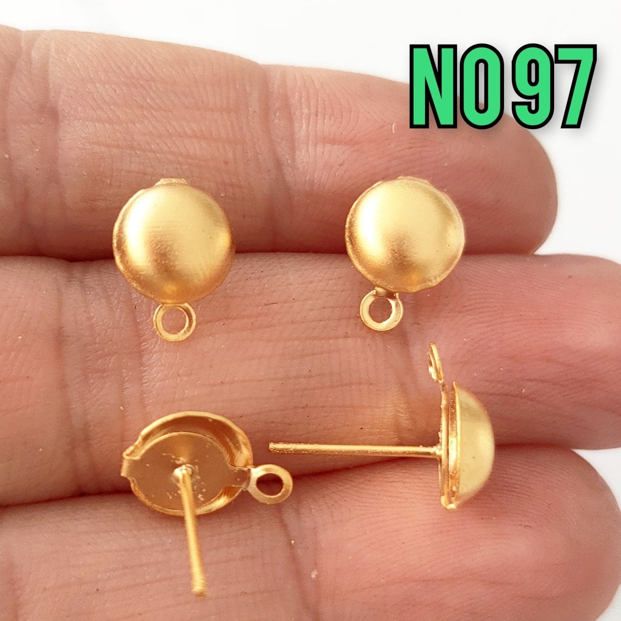 No : 97 24 Ayar Mat Altın Kaplama Yarım Top Çivi Küpe 8 mm