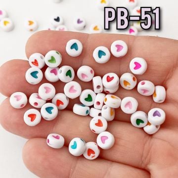 Pb-51 Beyaz Üzeri Karışık Renk Kalp Figürlü Plastik Yassı Boncuk 7 mm