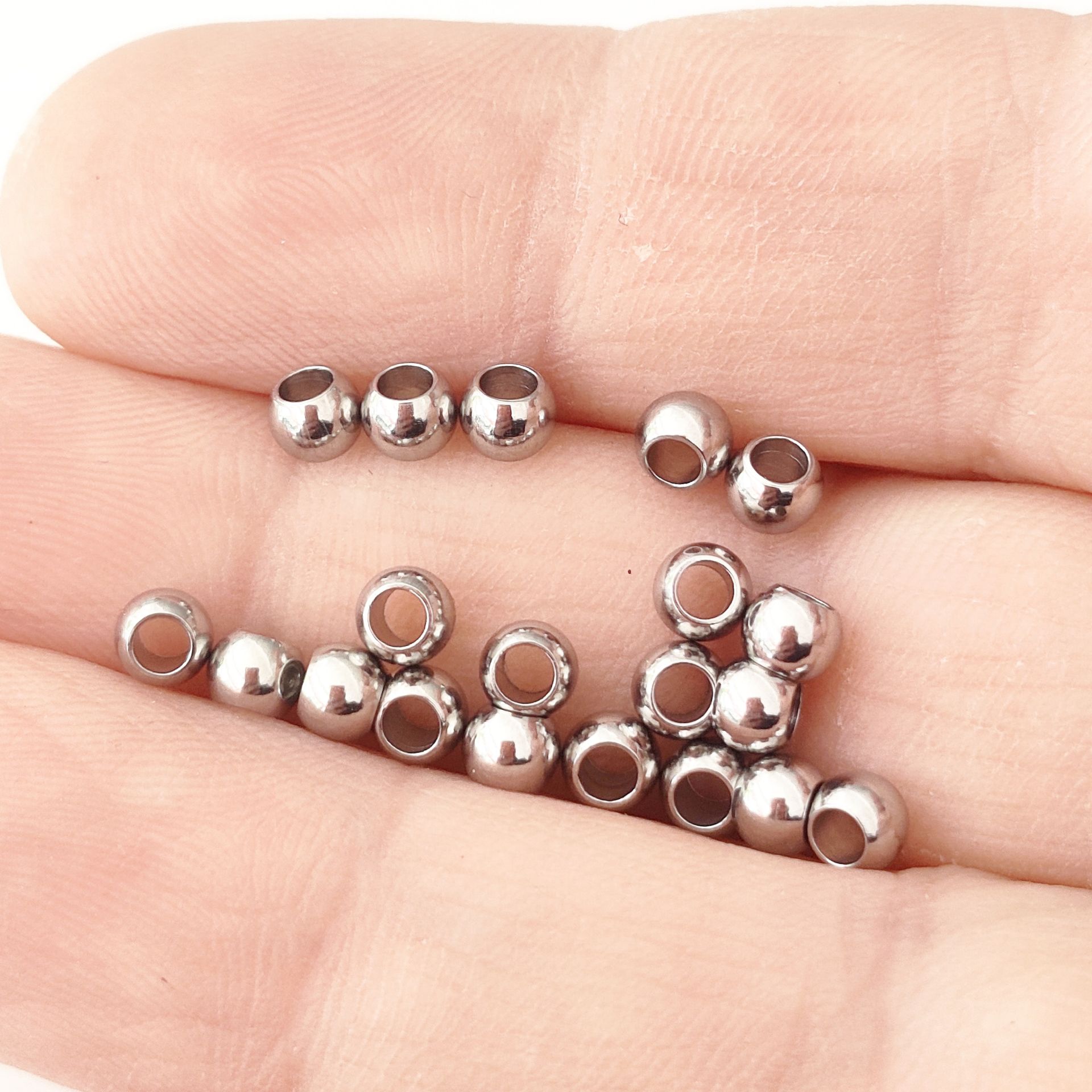 ÇLB-18 A Kalite Geniş Delik Gümüş Renk 316L Cerrahi Çelik Top Boncuk 4 mm