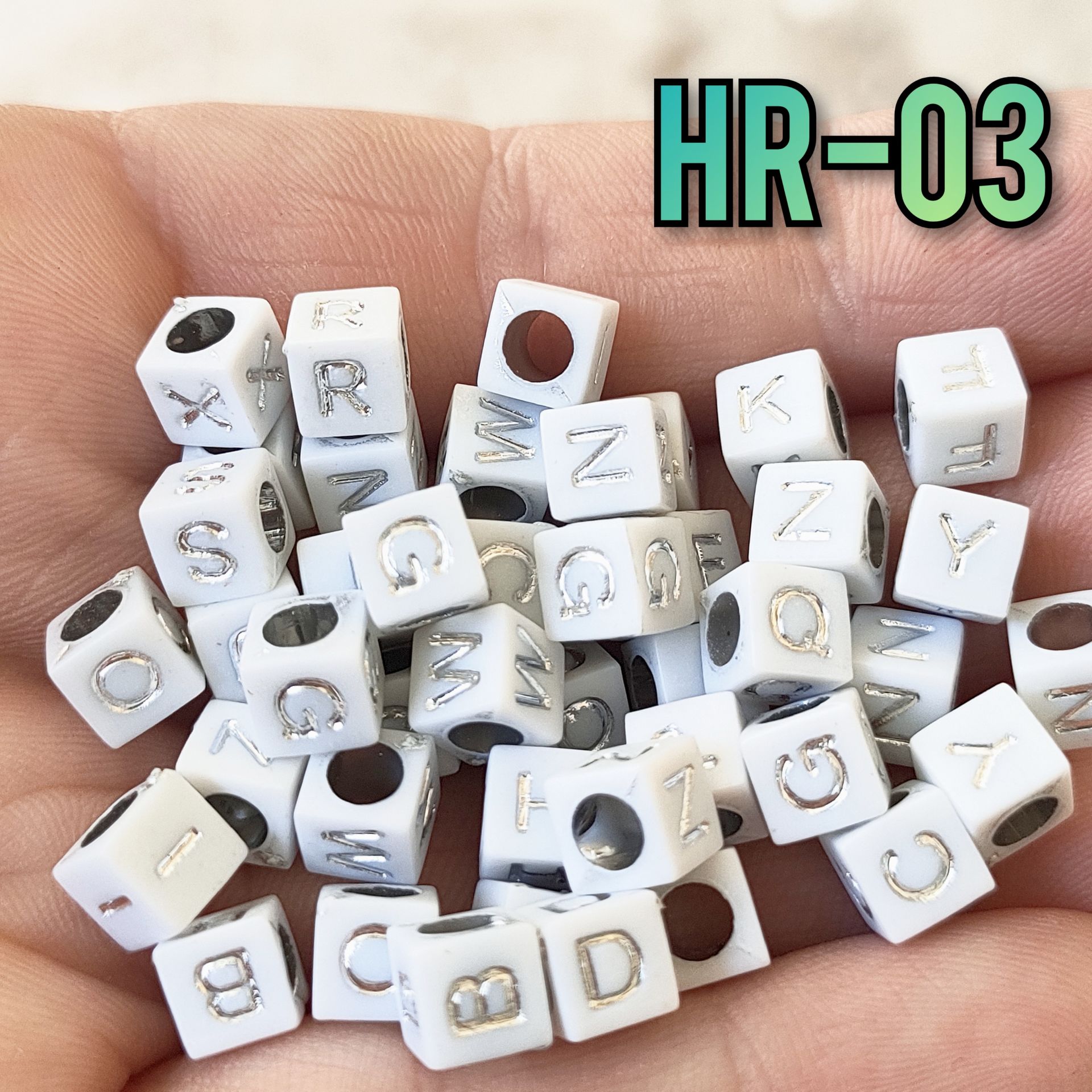 HR-03 Beyaz Küp Gümüş Yazılı Karışık Plastik Harf Boncuk 6 mm