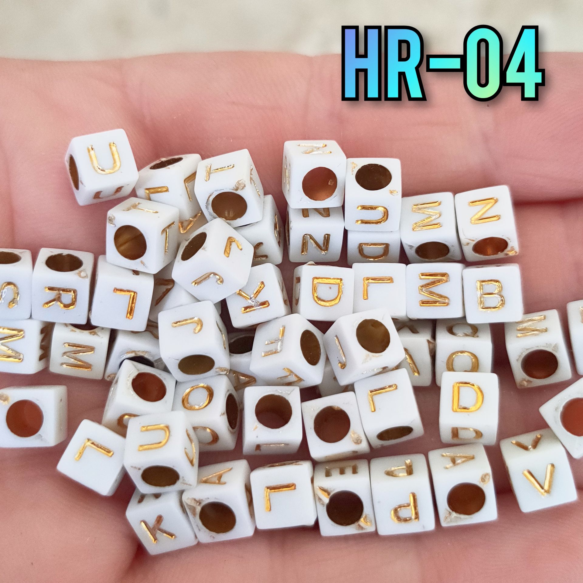 HR-04 Beyaz Küp Altın Yazılı Karışık Plastik Harf Boncuk 6 mm