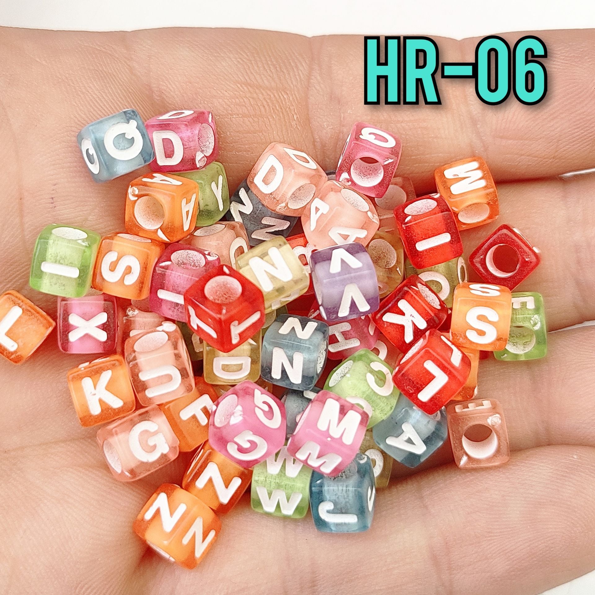 HR-06 Şeffaf Karışık Renk Küp Soft Beyaz Yazılı Karışık Plastik Harf Boncuk 6 mm