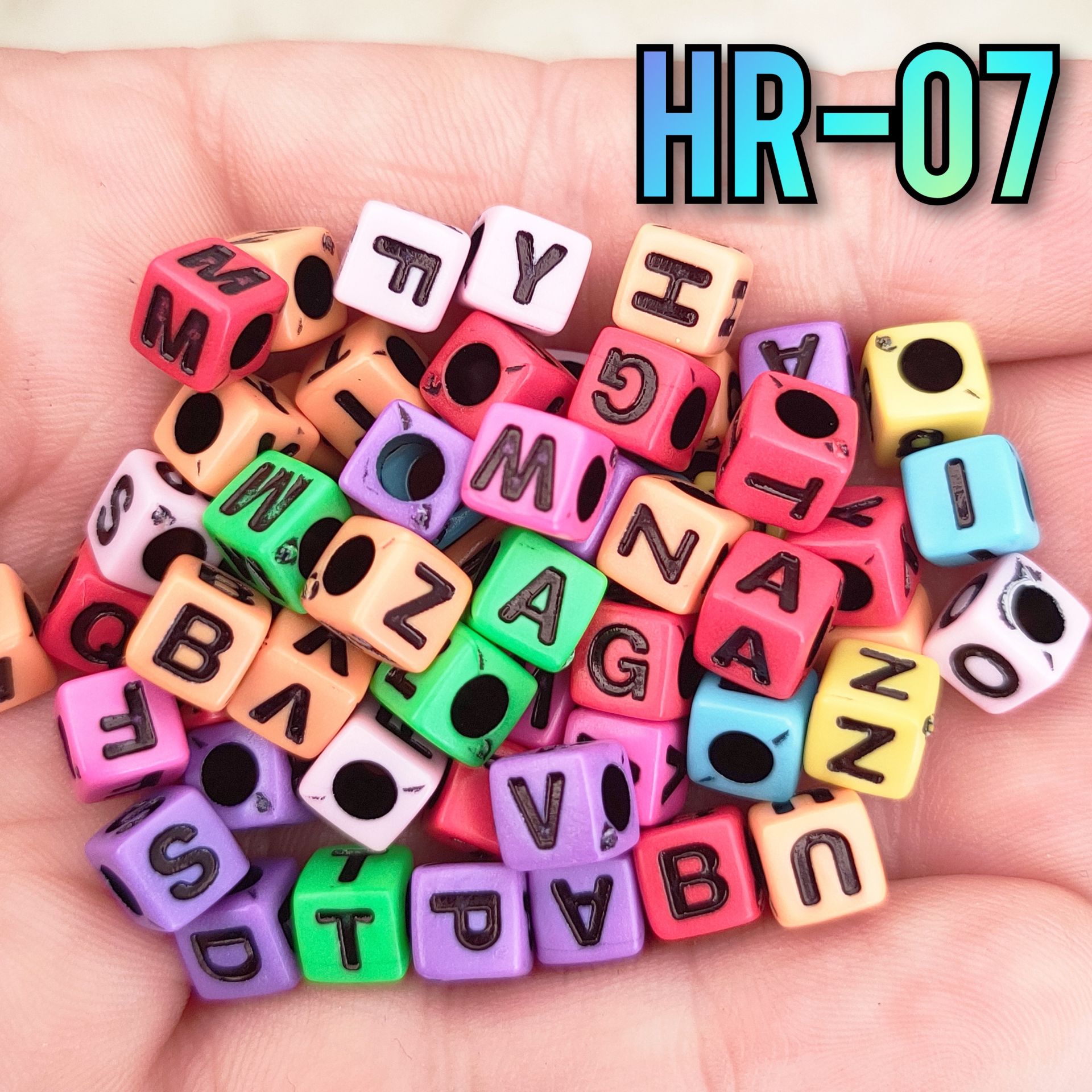 HR-07 Pastel Karışık Renk Küp Siyah Yazılı Karışık Plastik Harf Boncuk 6 mm