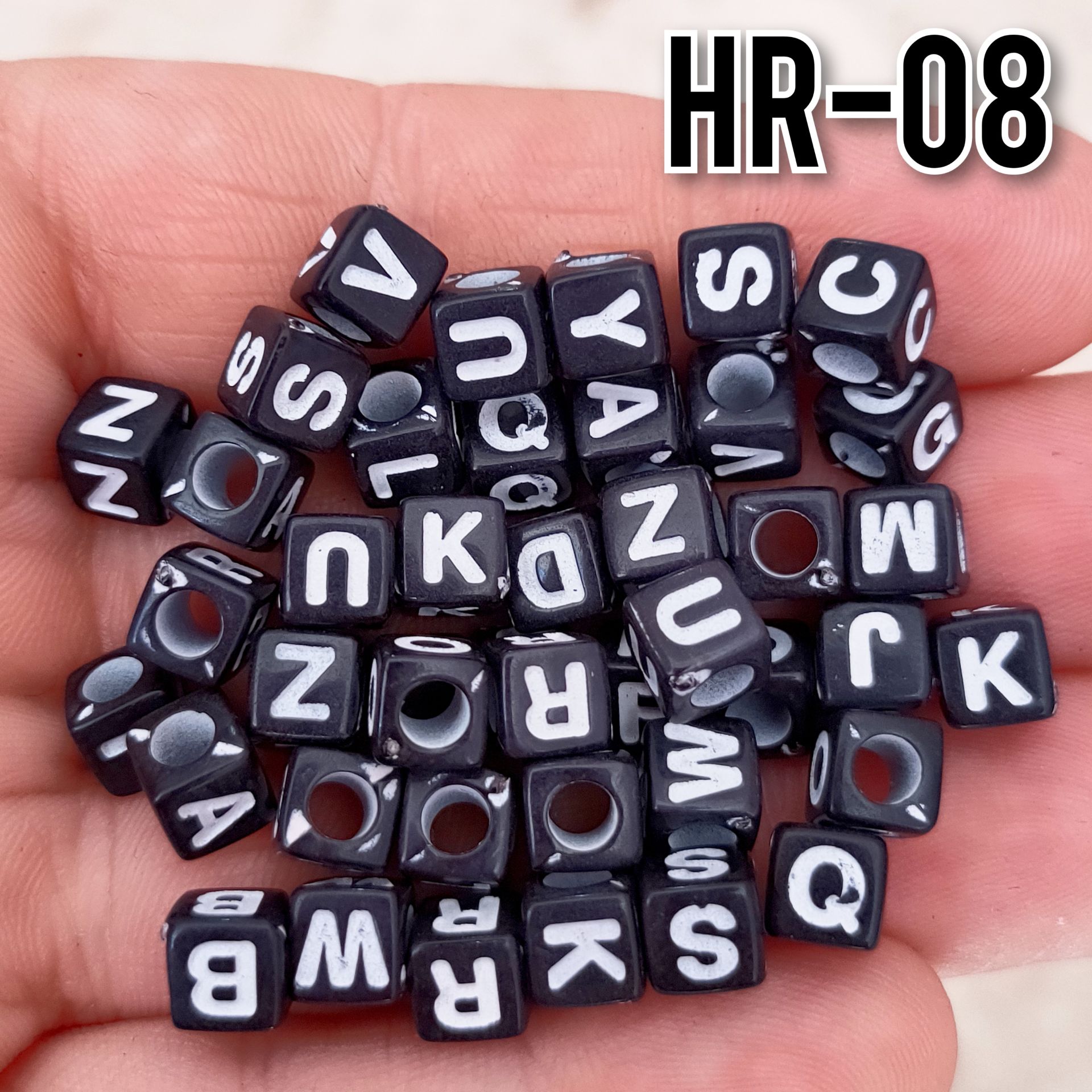 HR-08 Siyah Küp Üzeri Beyaz Yazılı Plastik Harf Boncuk 6 mm