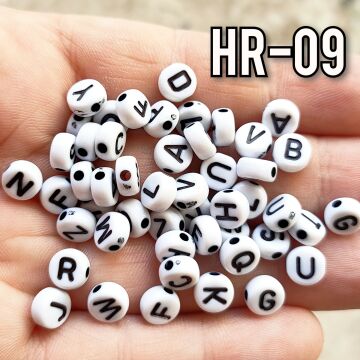 HR-09 Beyaz Üzeri Siyah Yazılı Plastik Yassı Harf Boncuk 7 mm