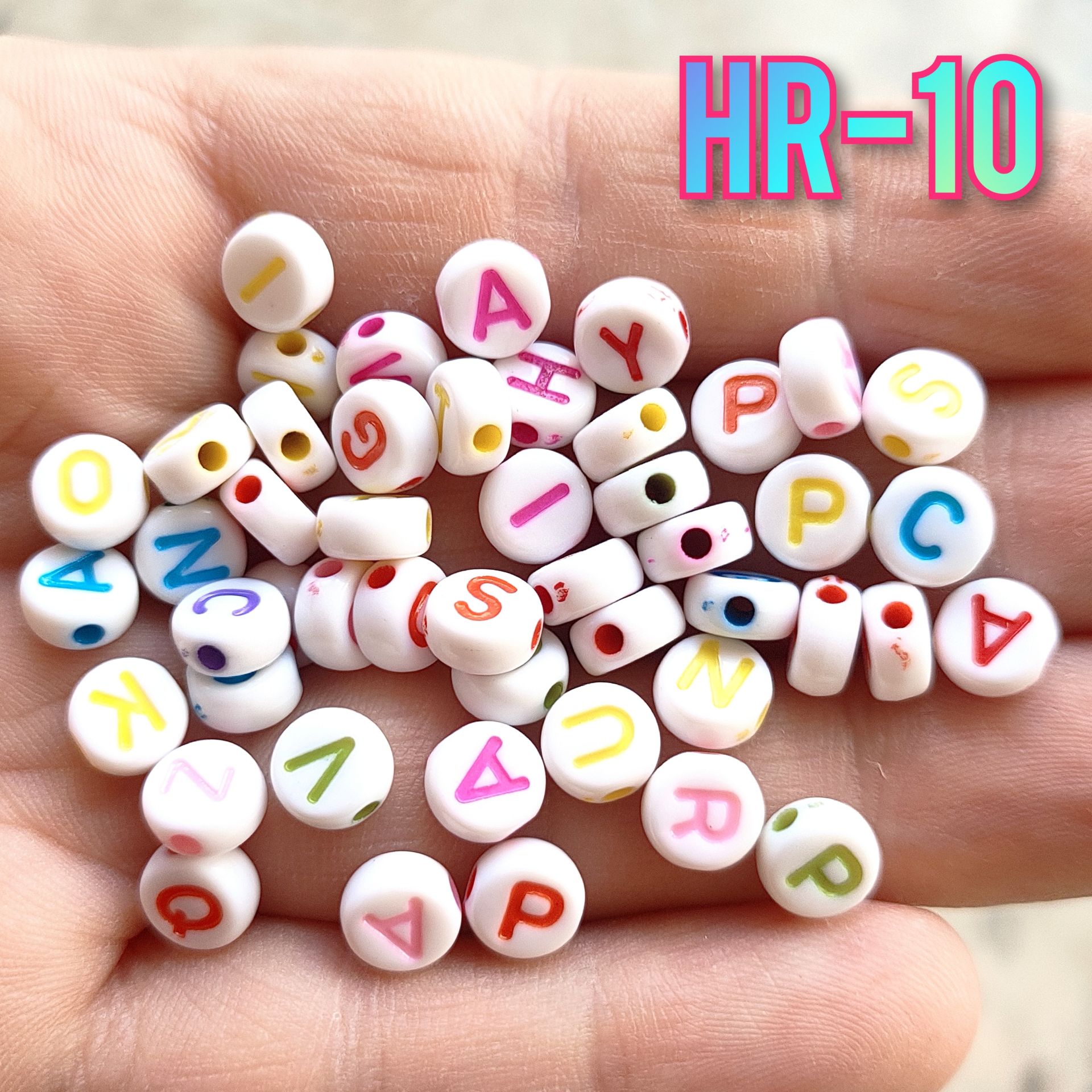 HR-10 Beyaz Üzeri Karışık Renkli Yazılı Plastik Yassı Harf Boncuk 7 mm