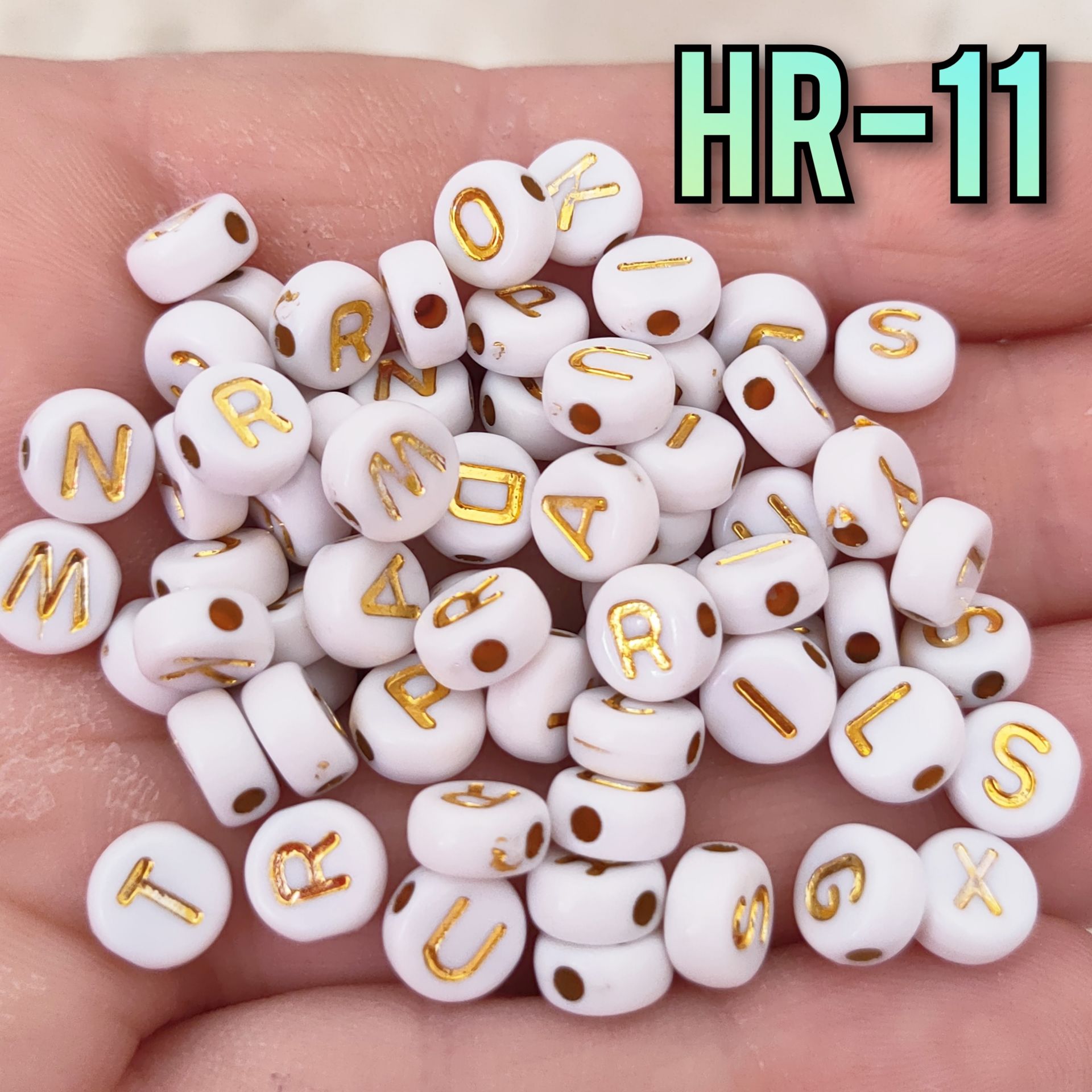 HR-11 Beyaz Üzeri Altın Renkli Yazılı Plastik Yassı Harf Boncuk 7 mm