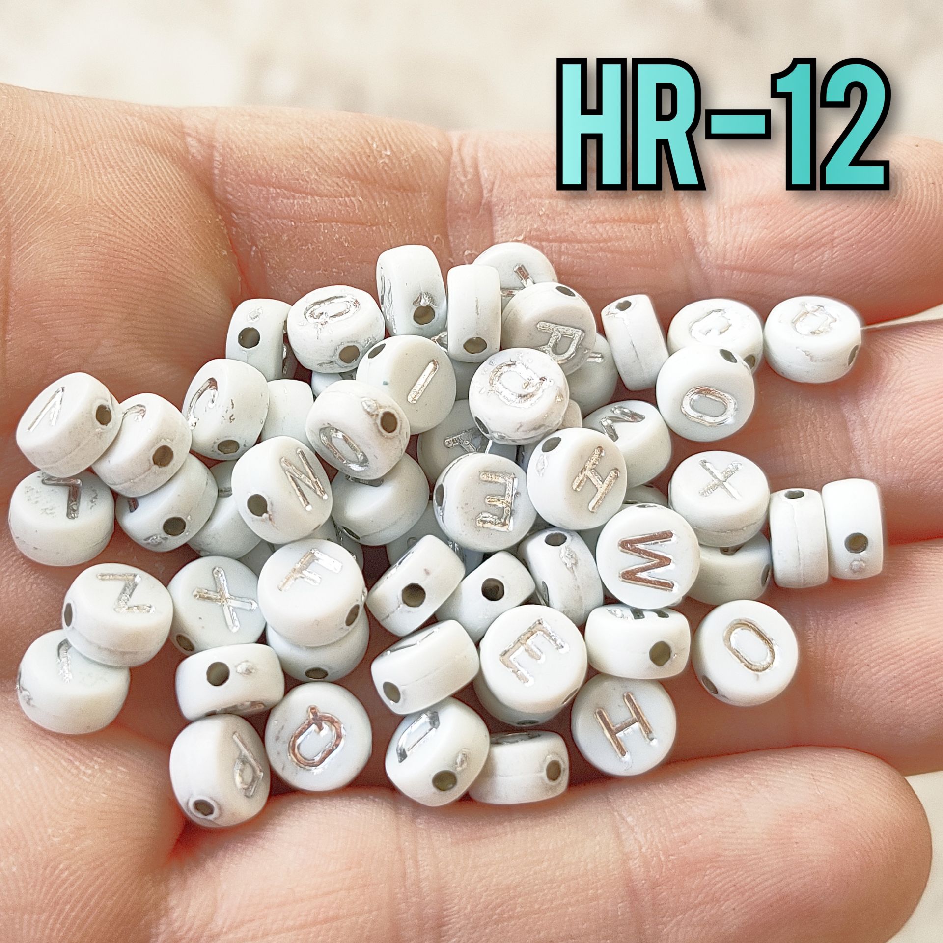 HR-12 Beyaz Üzeri Gümüş Renkli Yazılı Plastik Yassı Harf Boncuk 7 mm