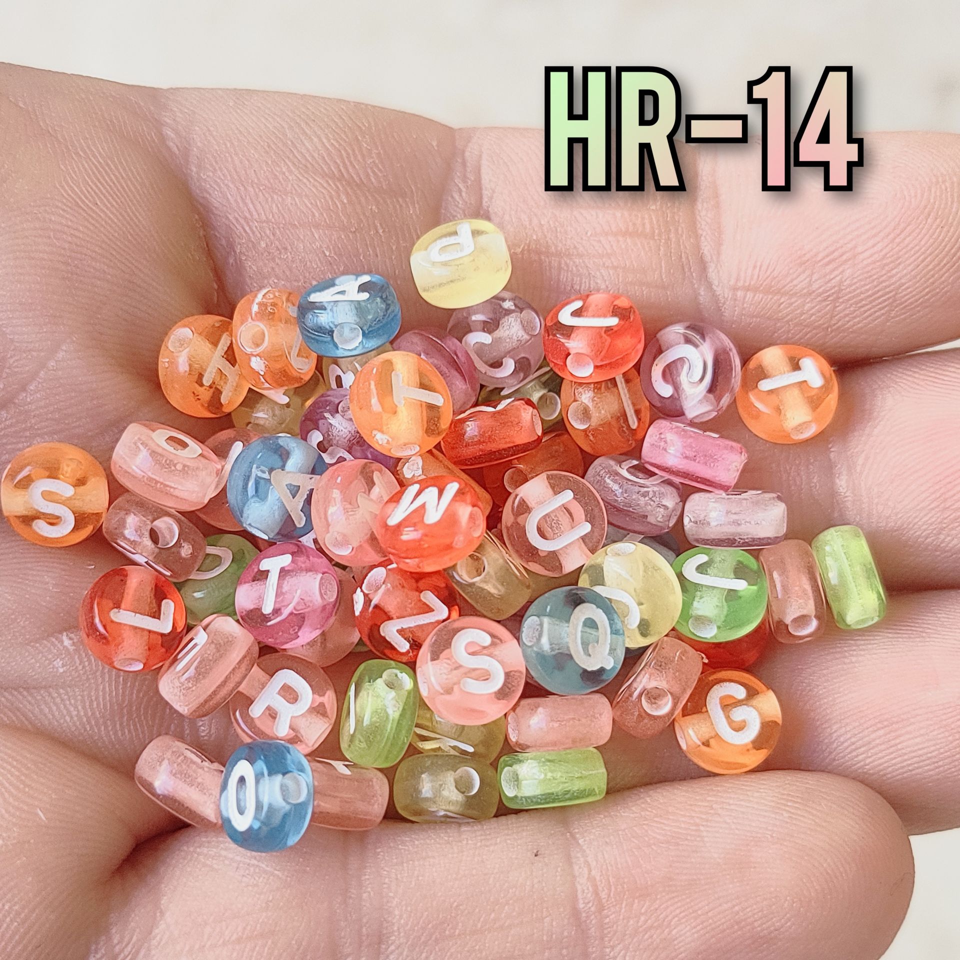 HR-14 Karışık Şeffaf Zemin Üzeri Beyaz Renkli Yazılı Plastik Yassı Harf Boncuk 7 mm