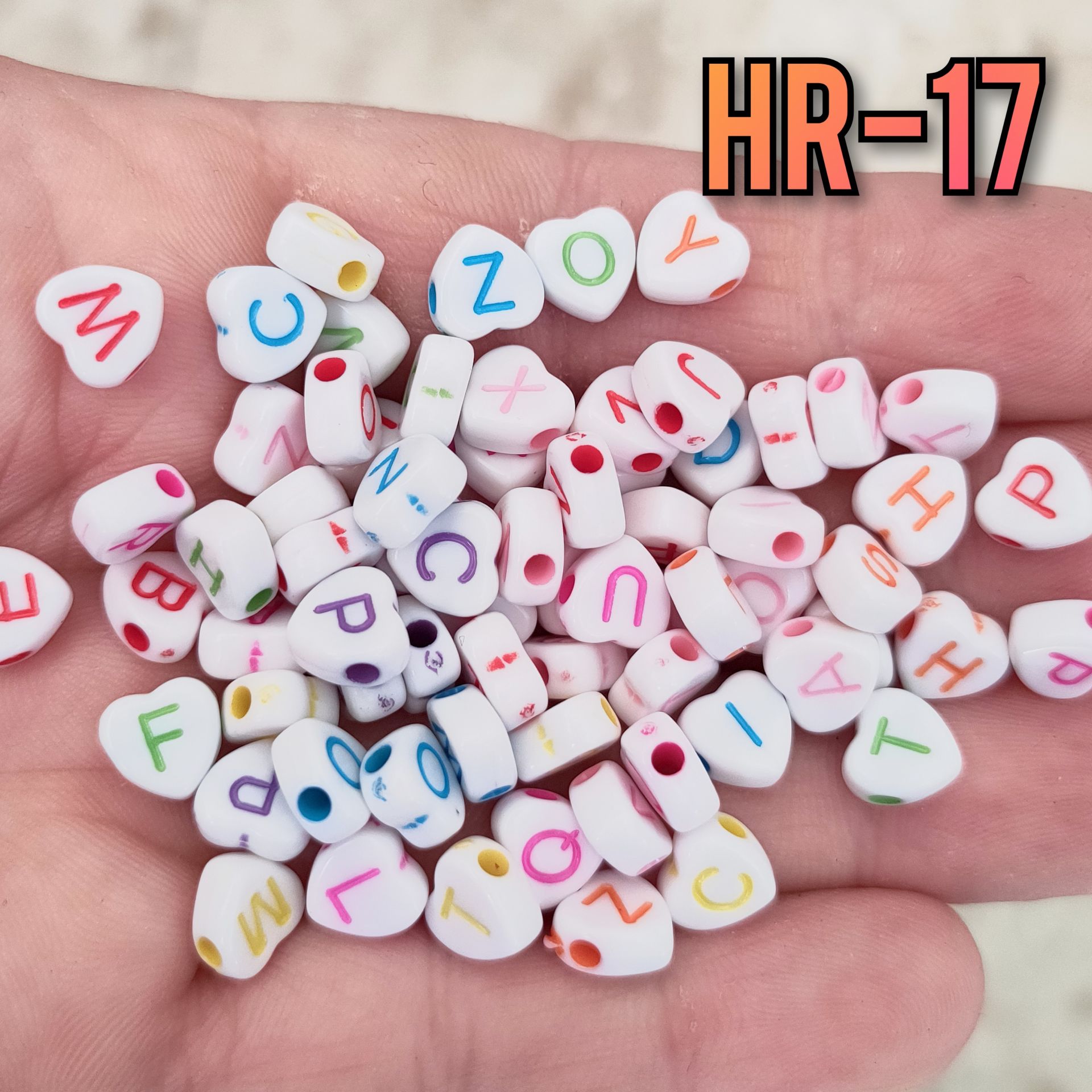 HR-17 Beyaz Renk Üzeri Karışık Renk Yazılı Plastik Kalp Harf Boncuk 7 mm