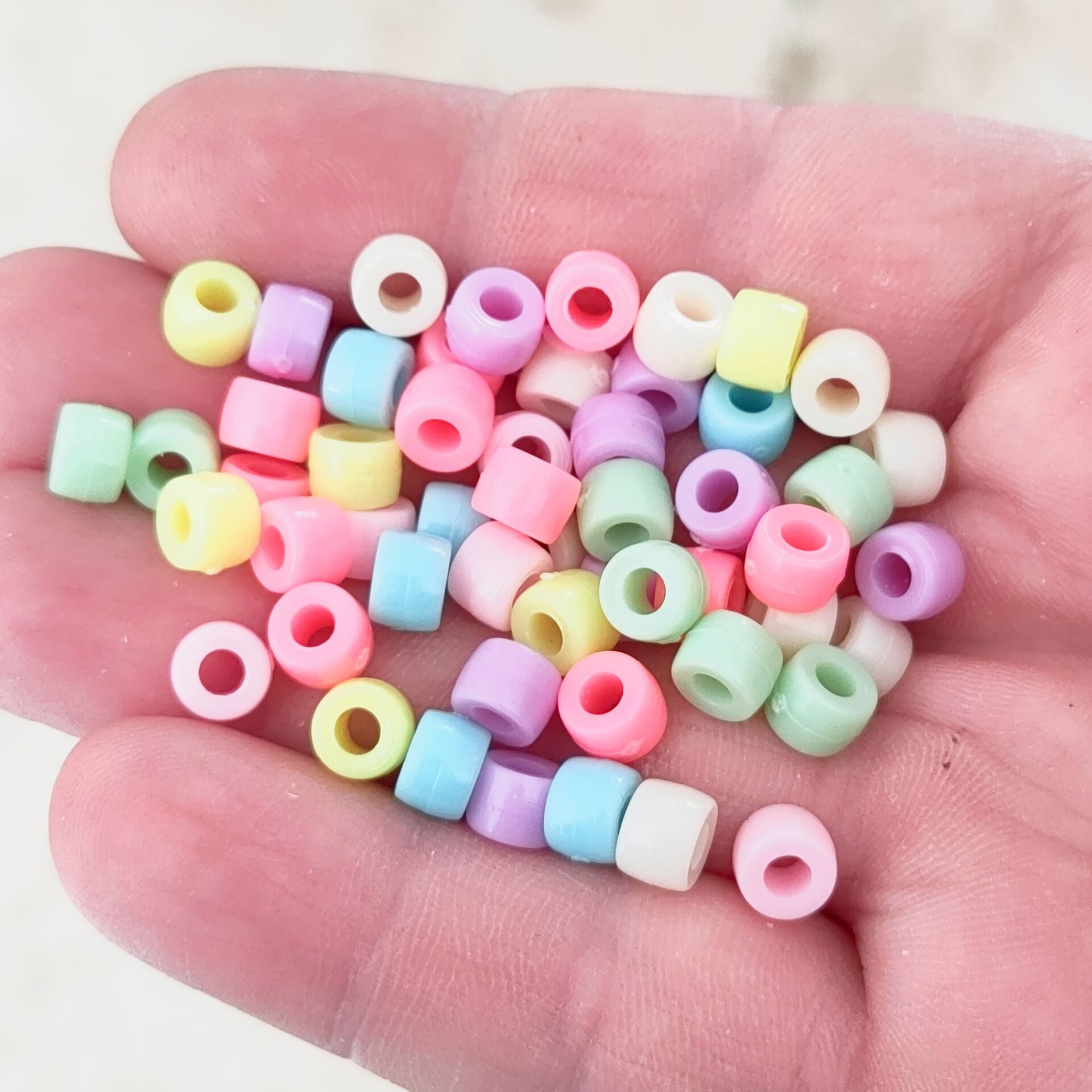 Pb-07 Soft Karışık Renk Geniş Delik Silindir Plastik Boncuk 6 mm