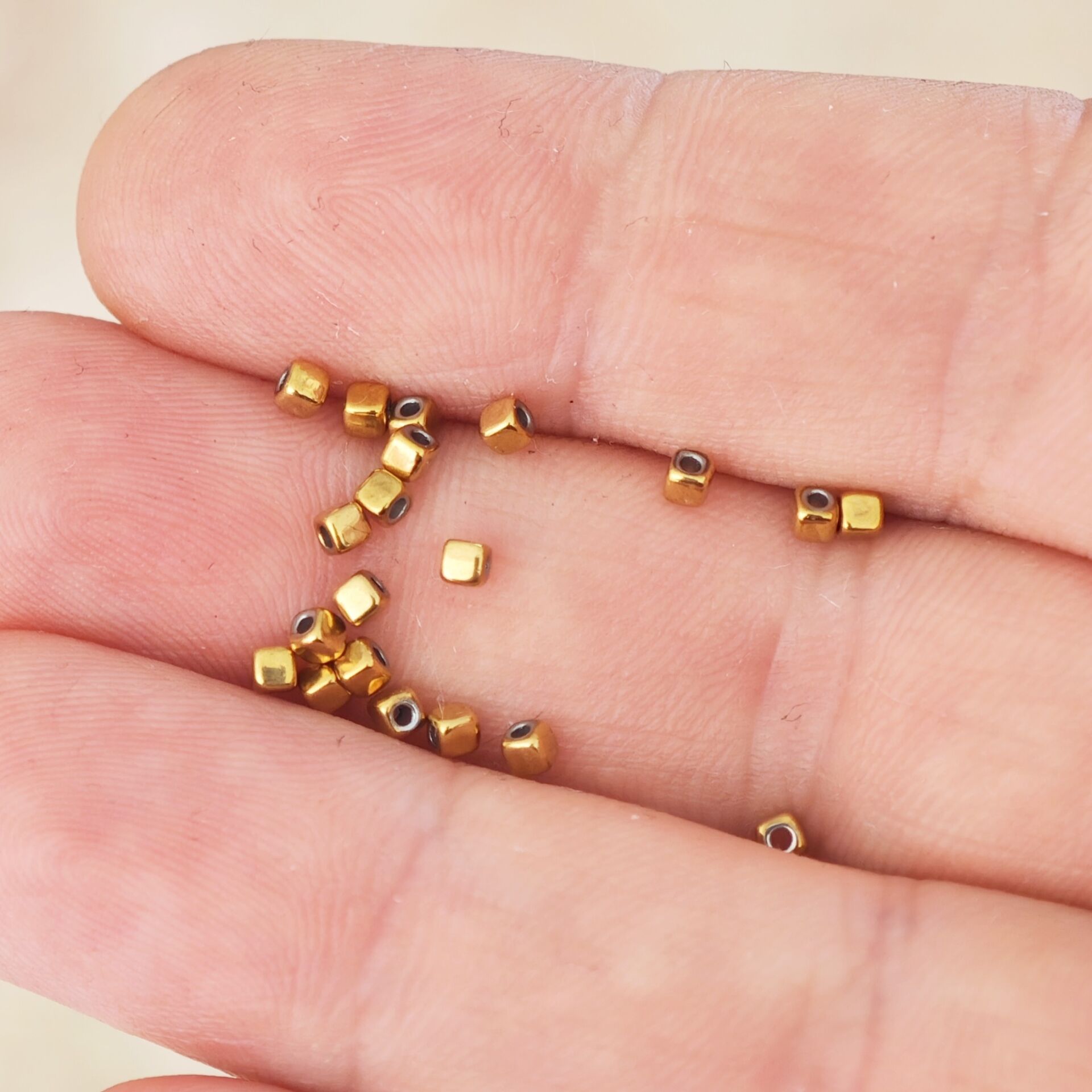 ÇLB-13 A Kalite Kaplama Altın Renk 316L Cerrahi Çelik Küp 2 mm (20 adet)