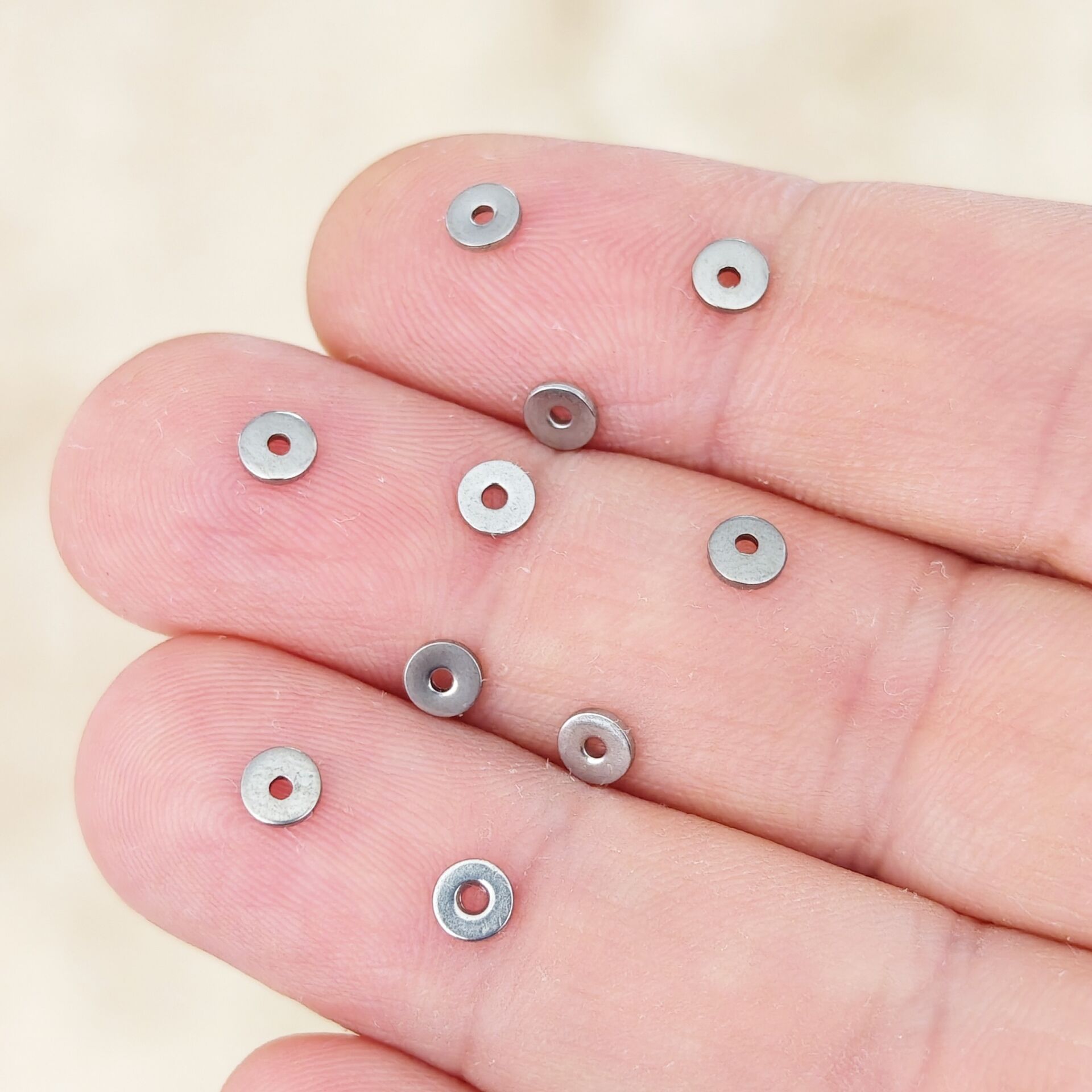 ÇLB-31 A Kalite Gümüş Renk 316L Çelik Pul Ara Boncuk 4 mm (10 adet)