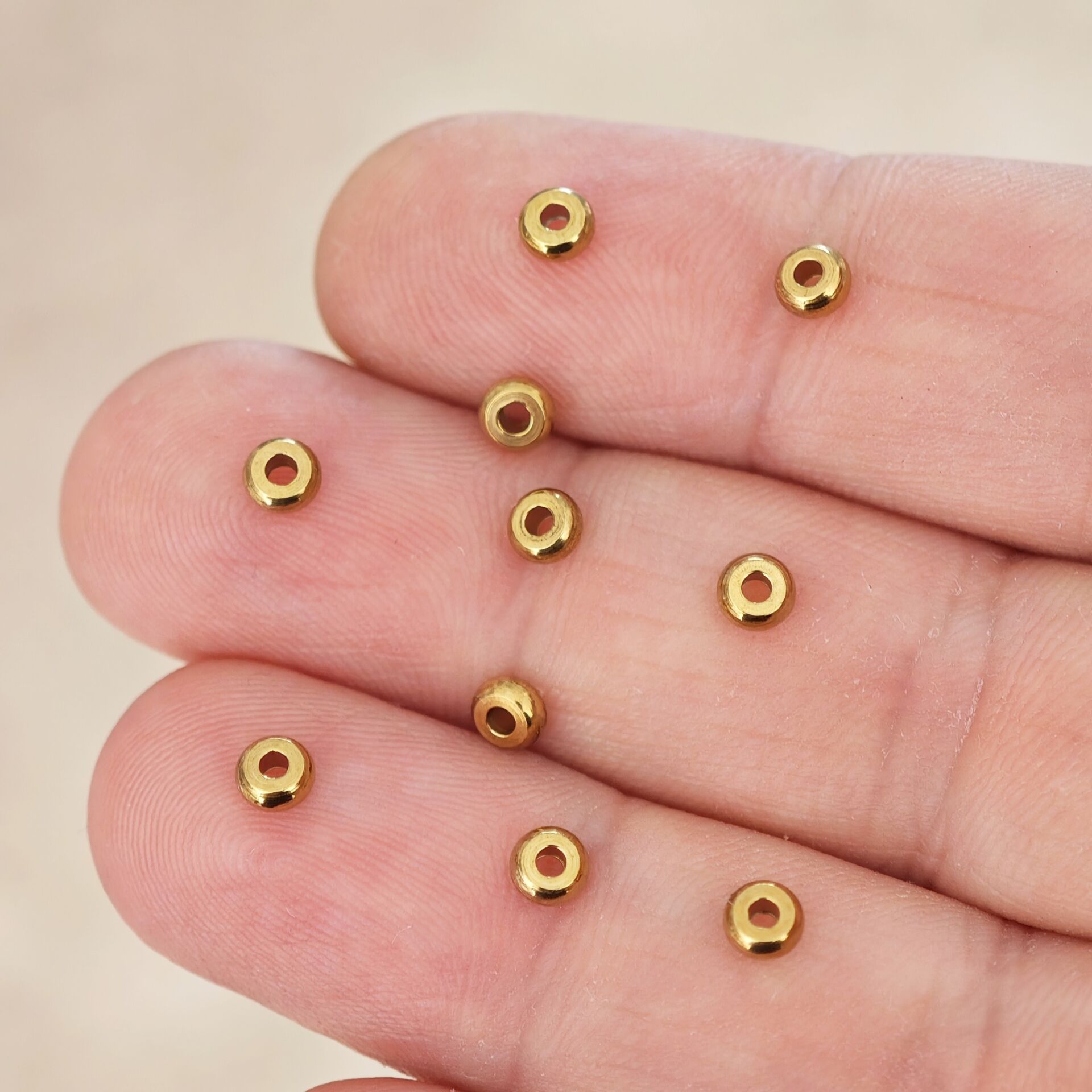 ÇLB-32 A Kalite Kaplama Altın Renk 316L Çelik Yassı Ara Boncuk 4*2 mm (10 adet)