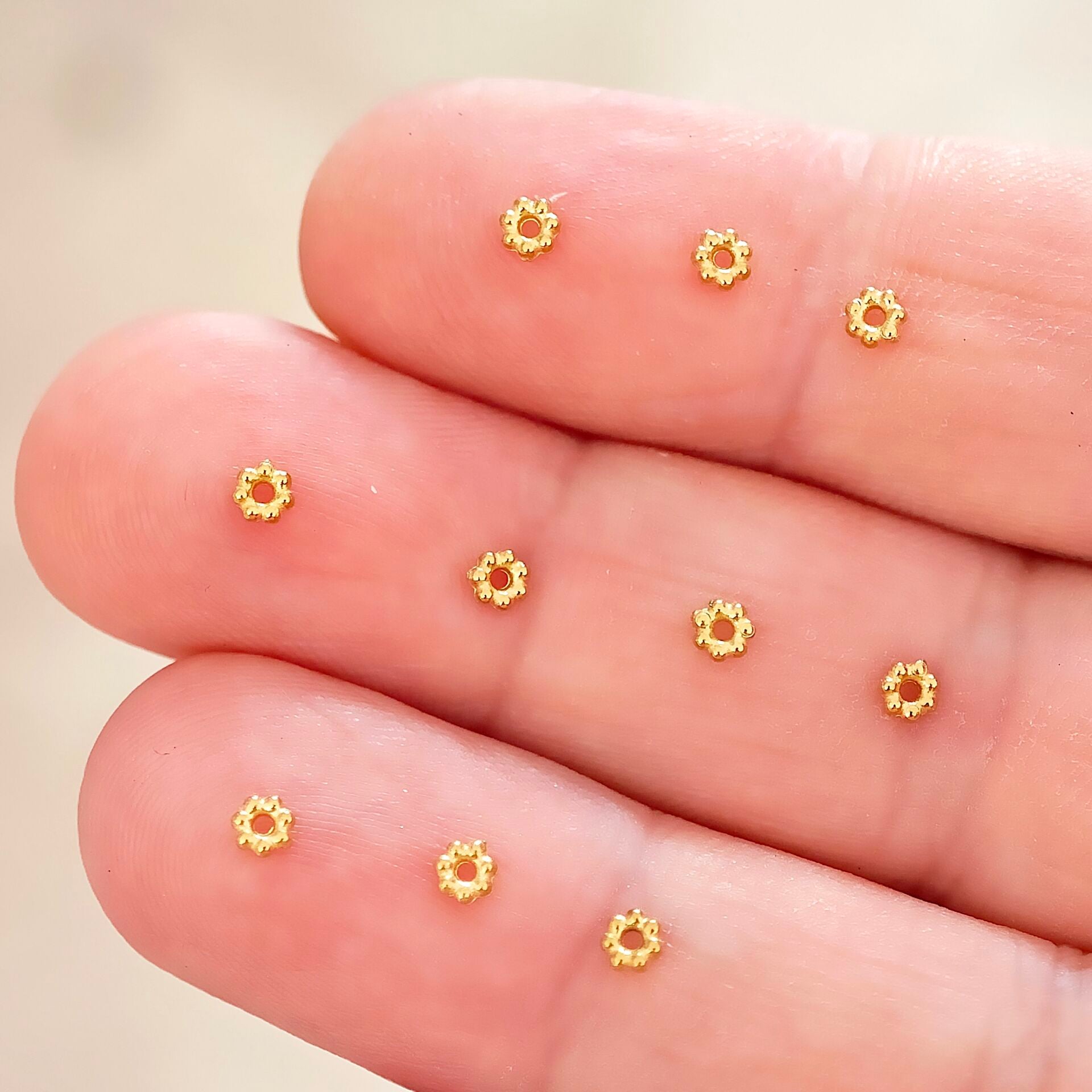 ÇLB-33 A Kalite Kaplama Altın Renk 316L Çelik Çiçek Ara Boncuk 3 mm (10 adet)