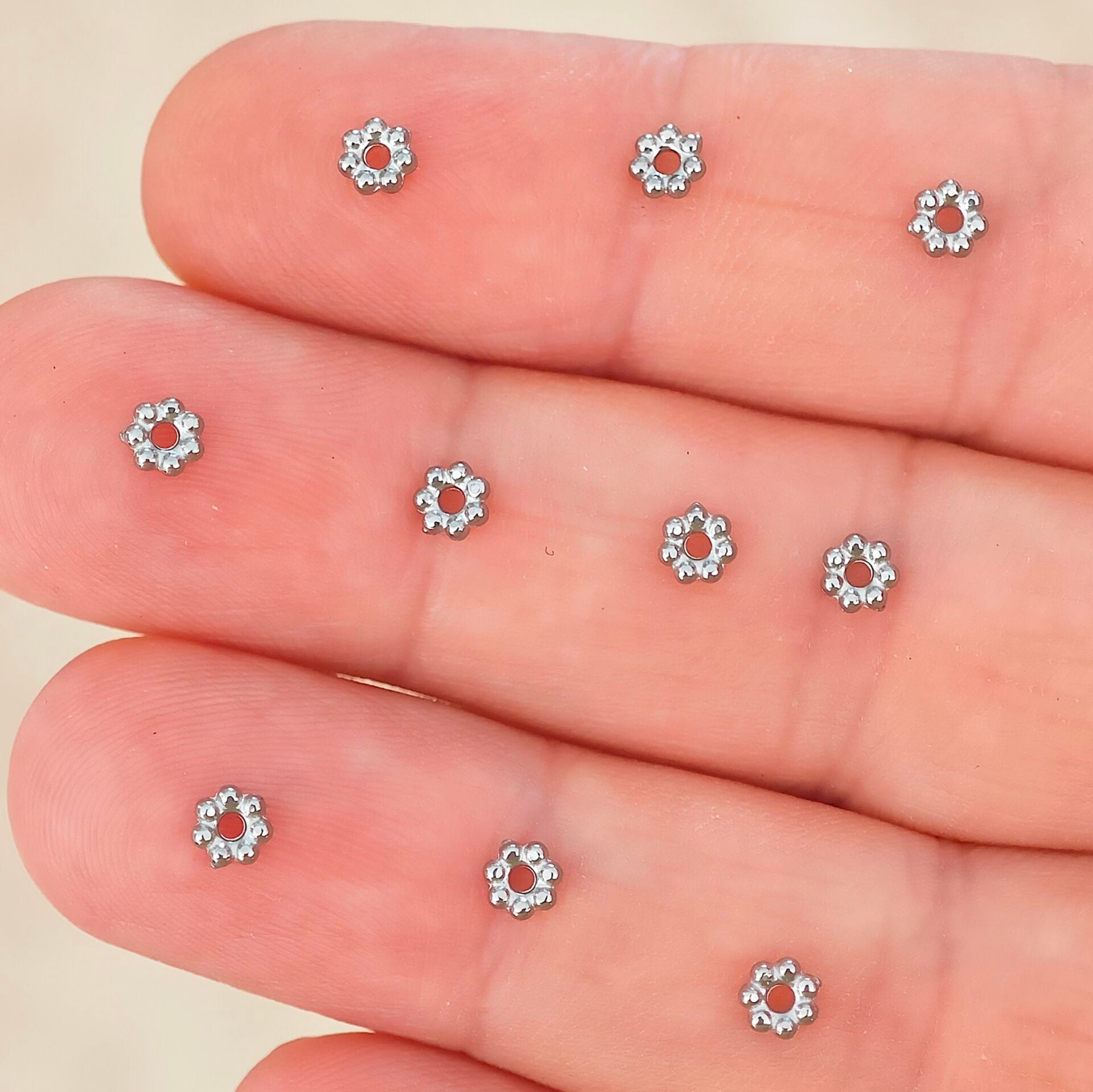 ÇLB-36 A Kalite Gümüş Renk 316L Çelik Çiçek Ara Boncuk 4 mm (10 adet)