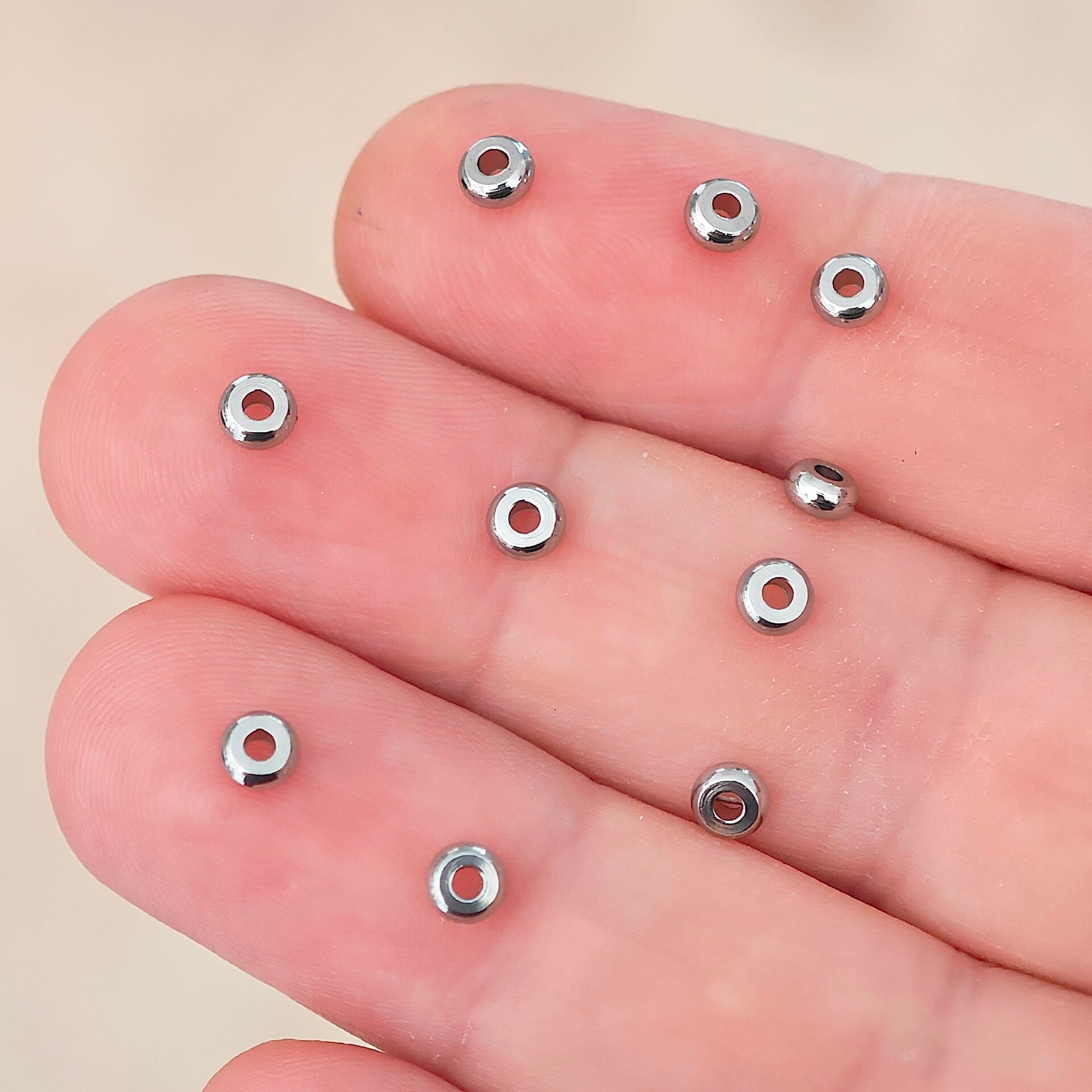 ÇLB-43 A Kalite Gümüş Renk 316L Çelik Yassı Ara Boncuk 4*2 mm (10 adet)