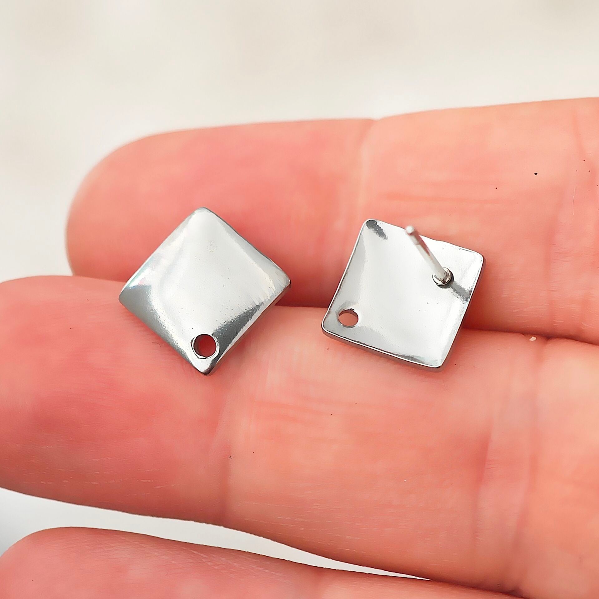 ÇLK-102 A Kalite Gümüş Renk 316L Cerrahi Çelik Karo Küpe Çivisi 10 mm