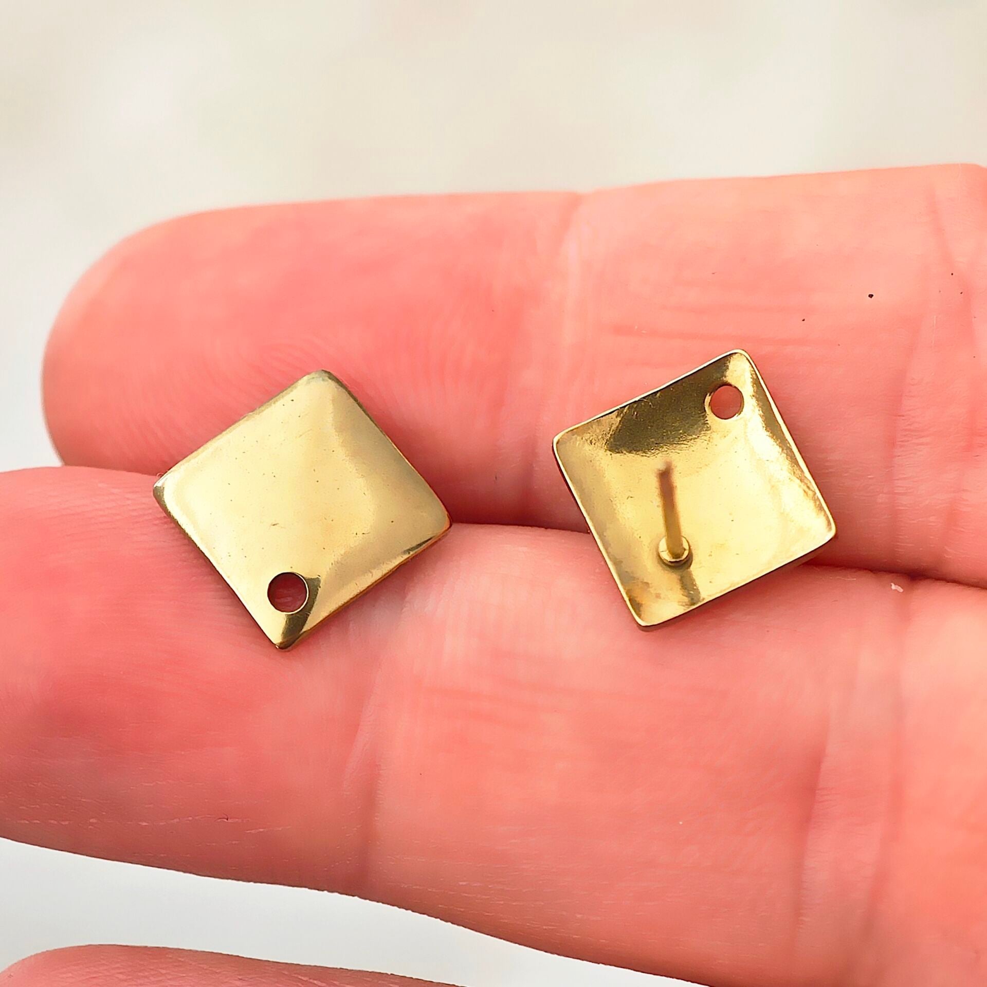 ÇLK-103 A Kalite Kaplama Altın Renk 316L Cerrahi Çelik Karo Küpe Çivisi 10 mm (Koyu Ton)