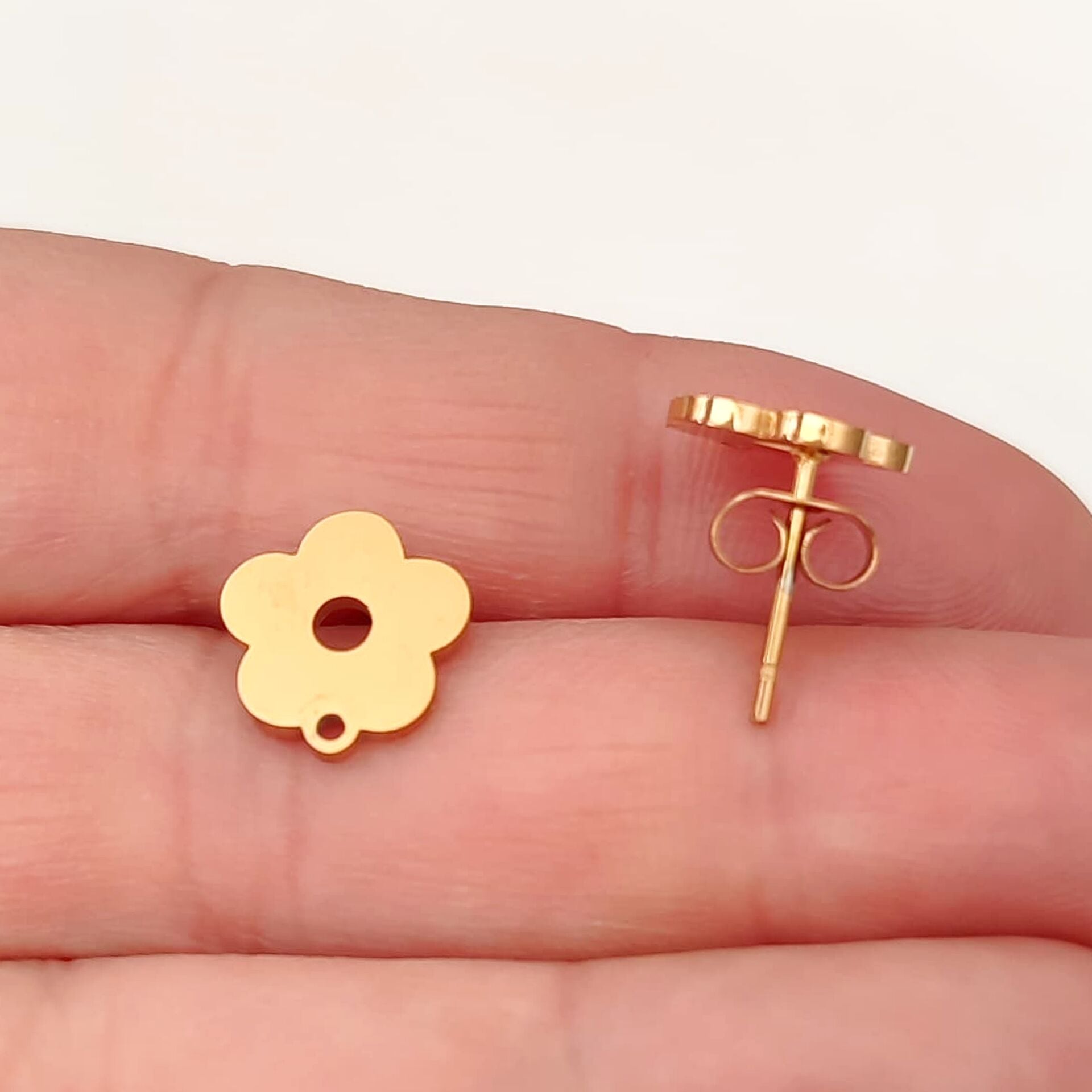 ÇLK-09 A Kalite Kaplama Altın Renk 316L Cerrahi Çelik Çiçek Model Küpe Çivisi