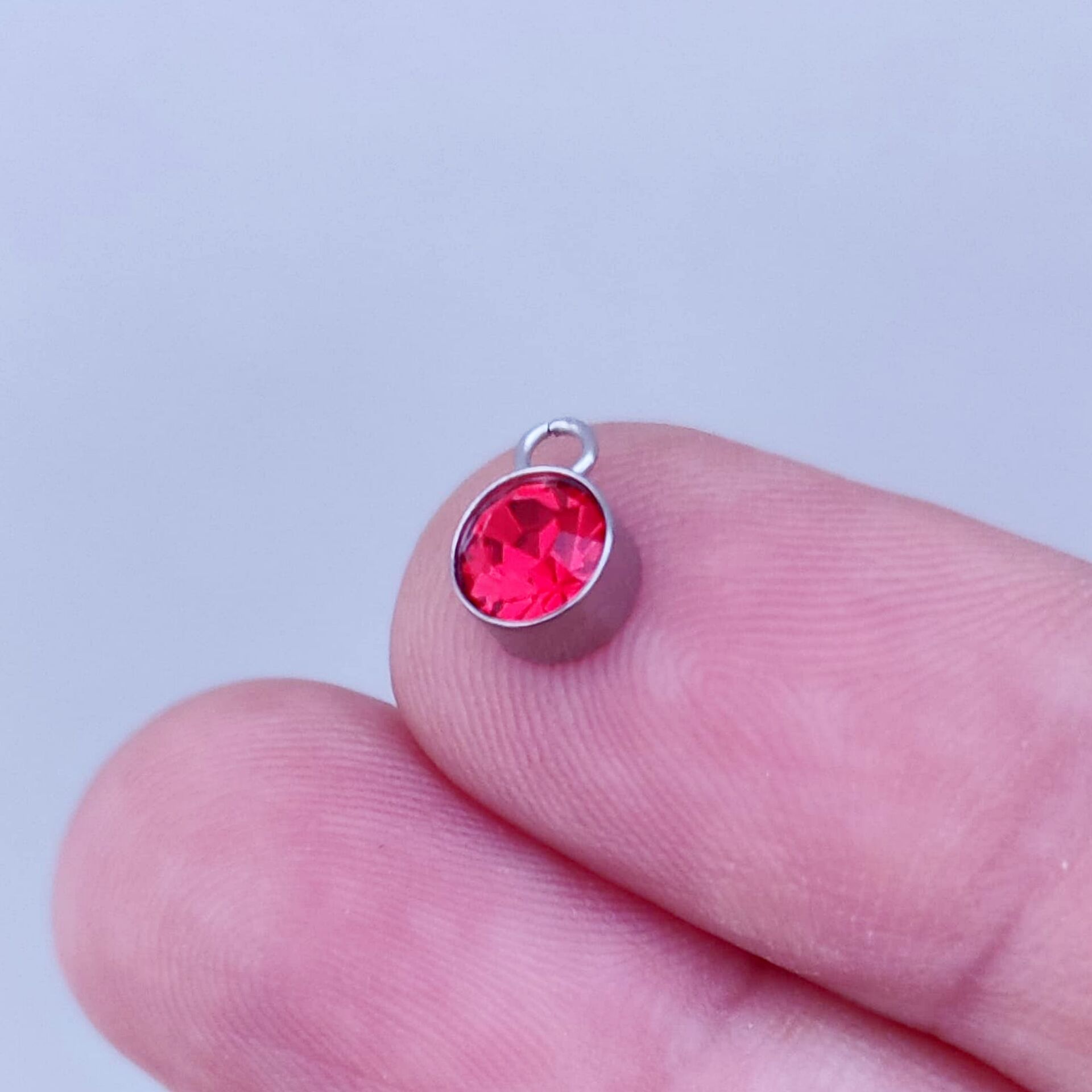 ÇLS-18 A Kalite Gümüş Renk 316L Cerrahi Çelik Kırmızı Taşlı Sallantı