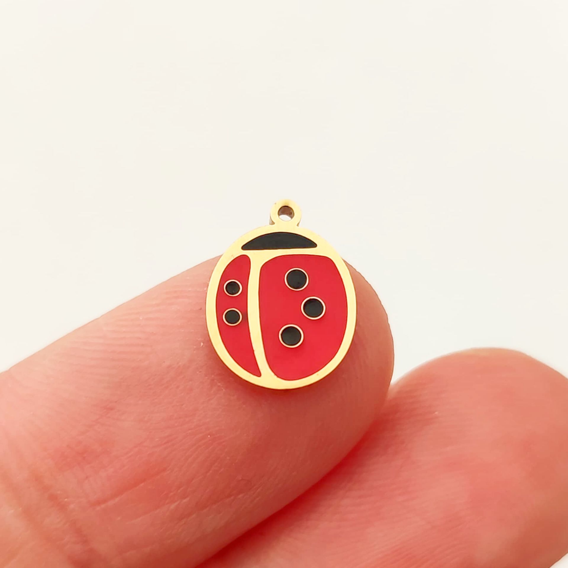 ÇLS-26 A Kalite Kaplama Altın Renk 316L Cerrahi Çelik Mini Mineli Uğur Böceği Sallantı