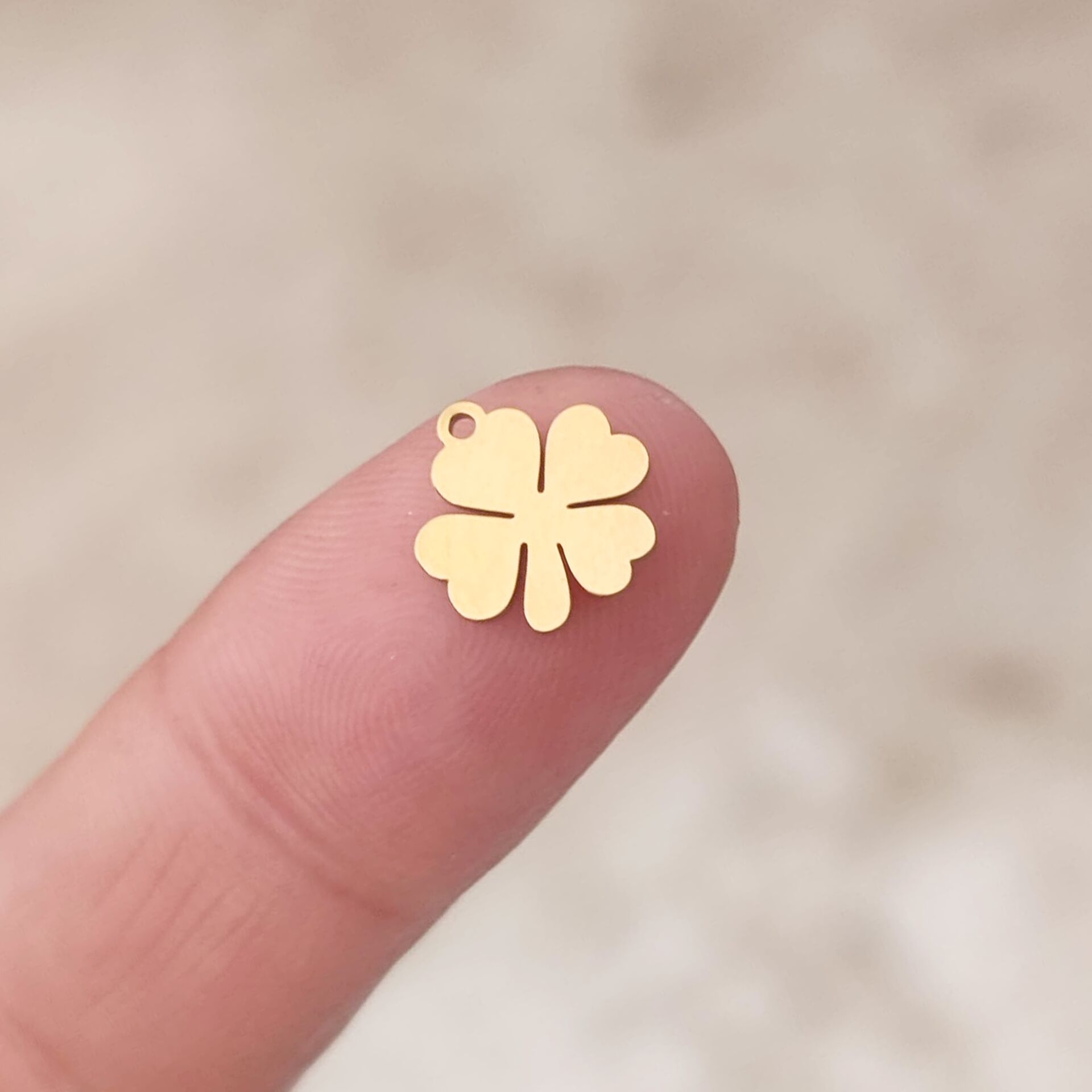 ÇLS-27 A Kalite Kaplama Altın Renk 316L Cerrahi Çelik Mini Yonca Sallantı