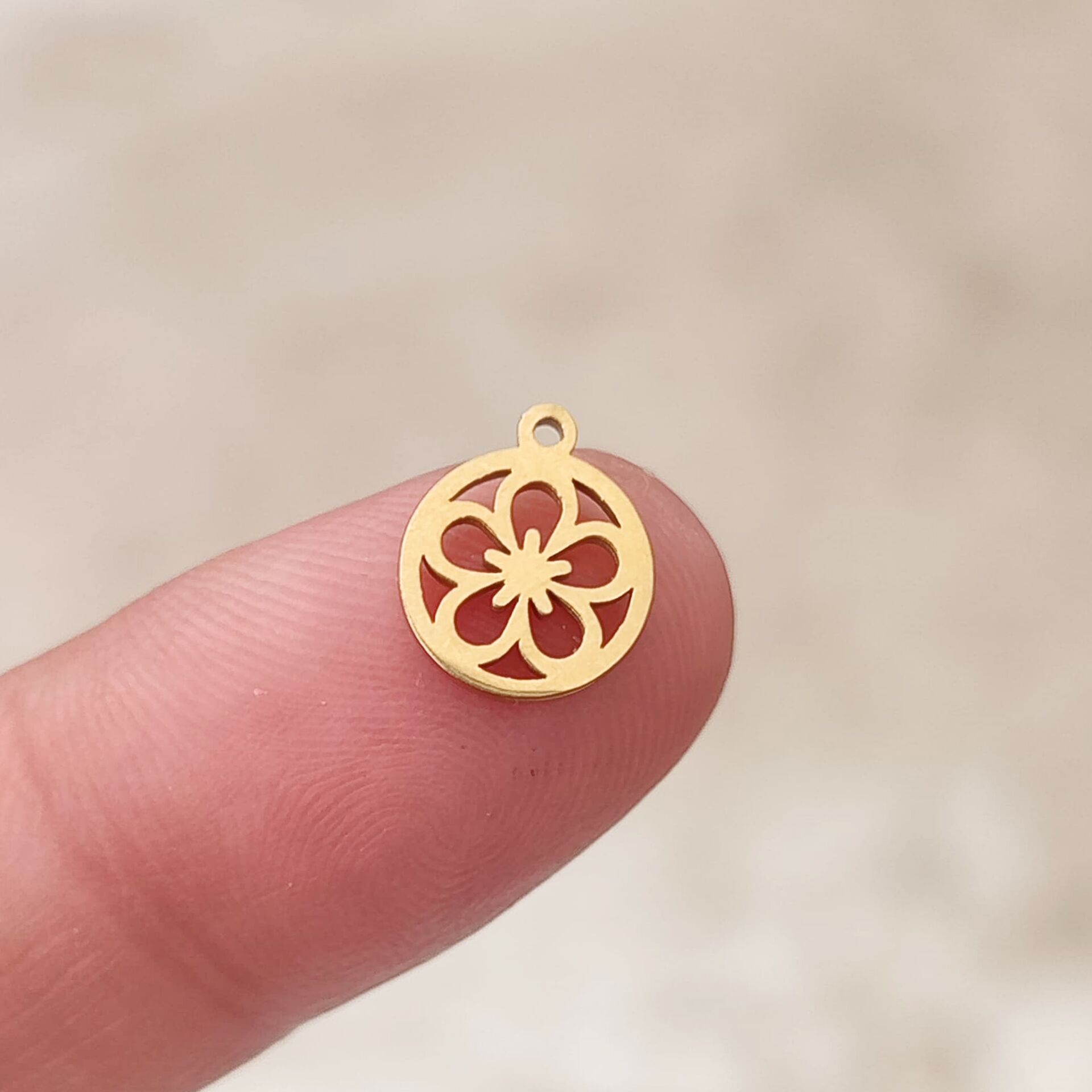 ÇLS-35 A Kalite Kaplama Altın Renk 316L Cerrahi Çelik Mini Çiçek Sallantı